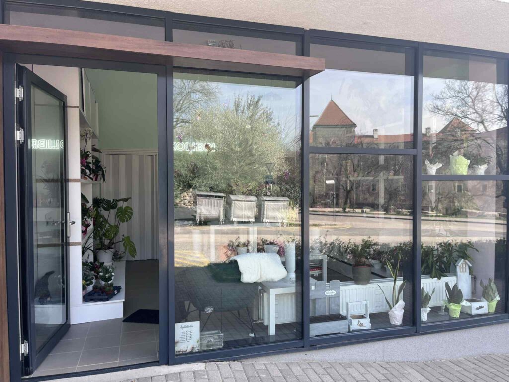 A Kolibri Virágszalon bejárata